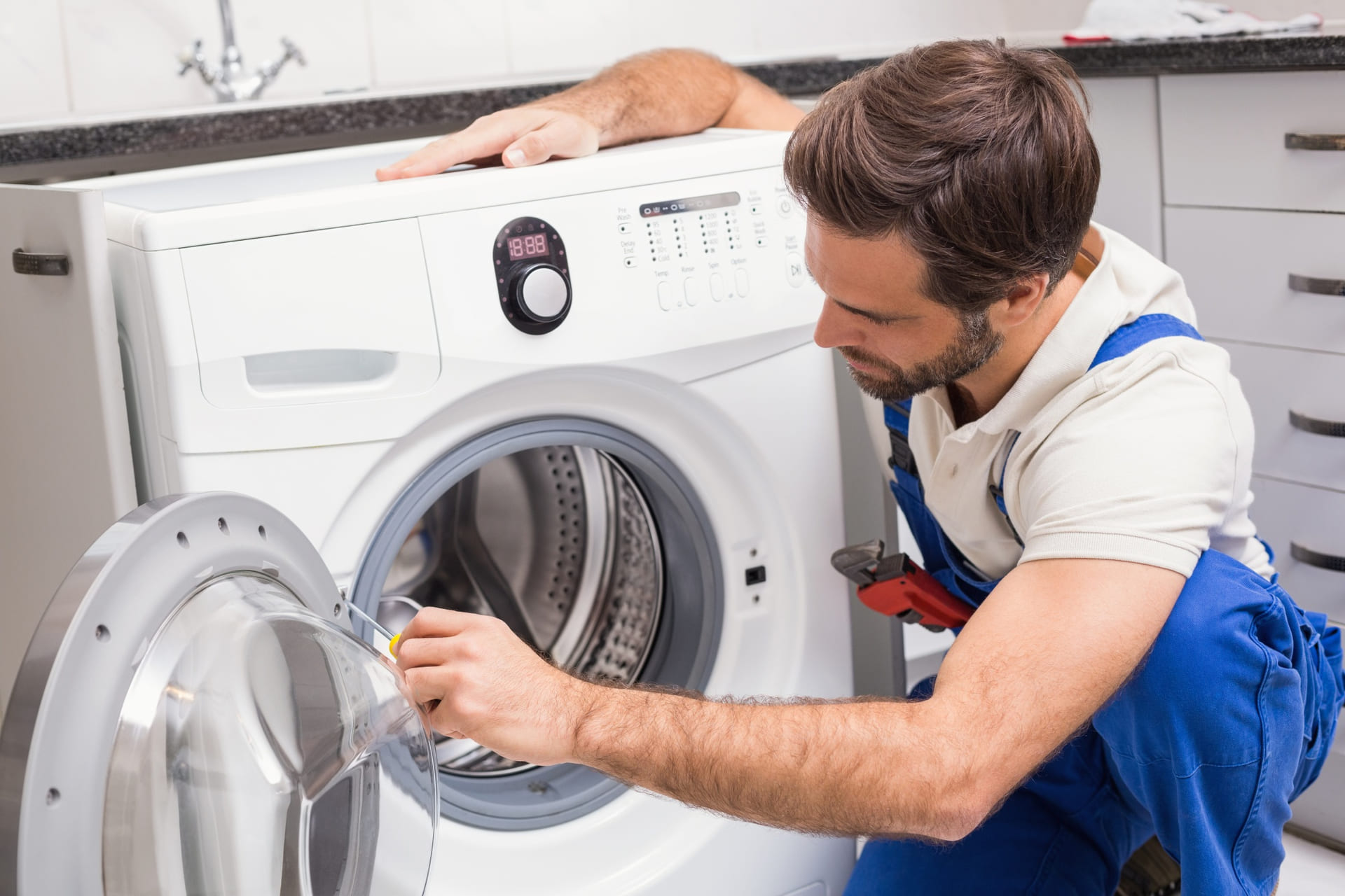 handyman-fixing-washing-machine